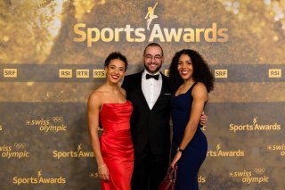 Florian Clivaz entouré par les soeurs Ditaji (à gauche) et Mujinga Kambundji lors des Sports Awards 2023